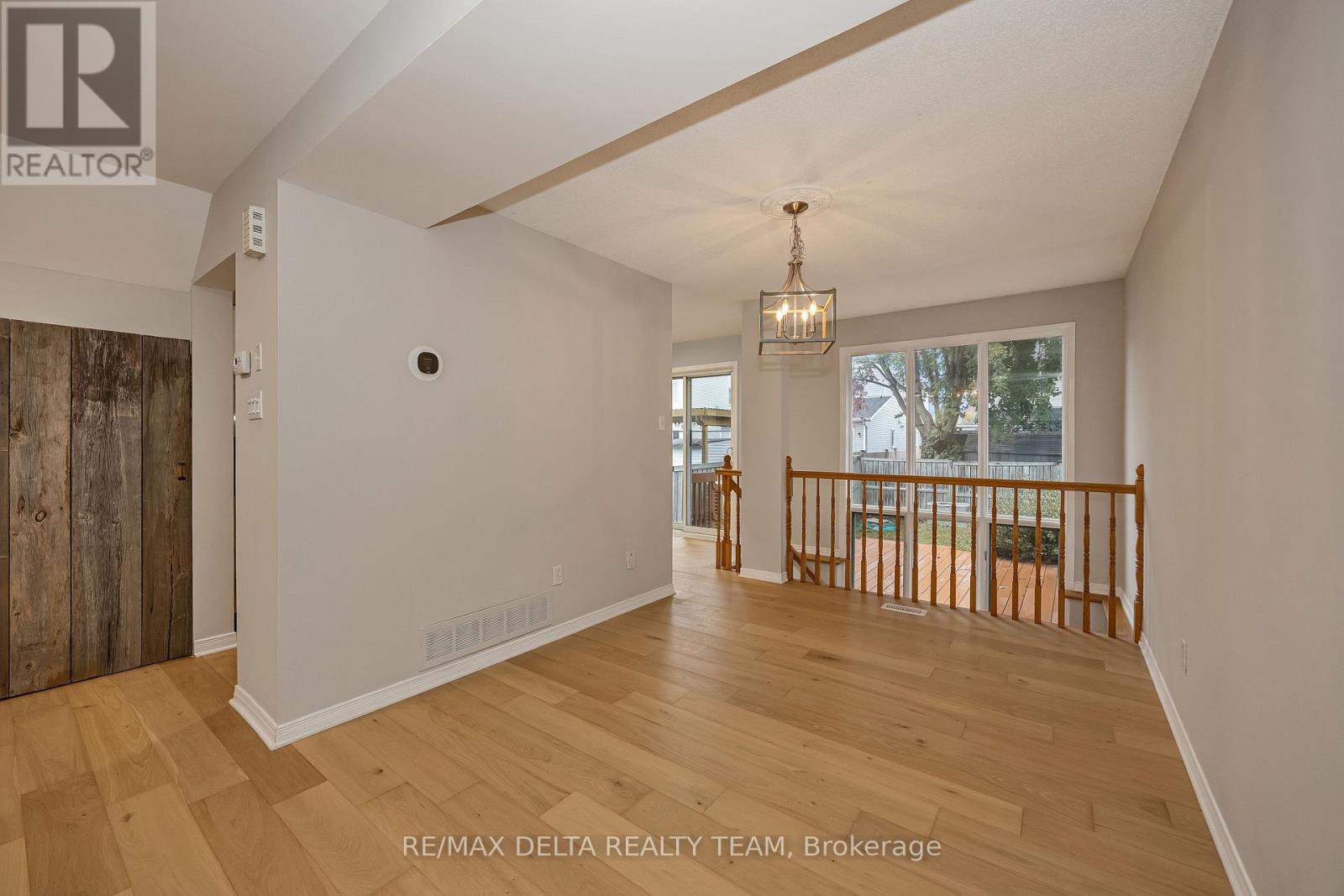 858 Como Crescent Property Photo 7