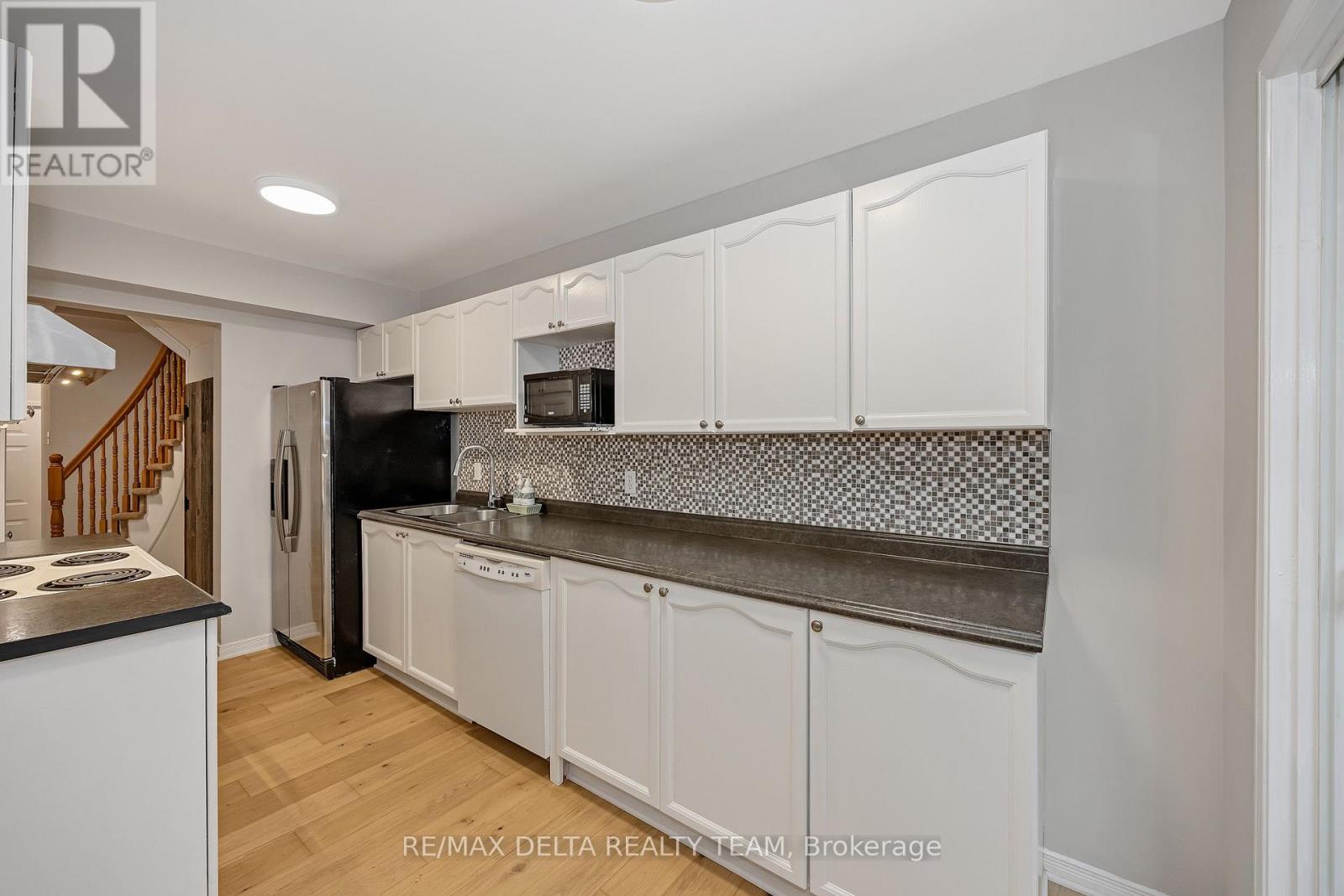 858 Como Crescent Property Photo 13