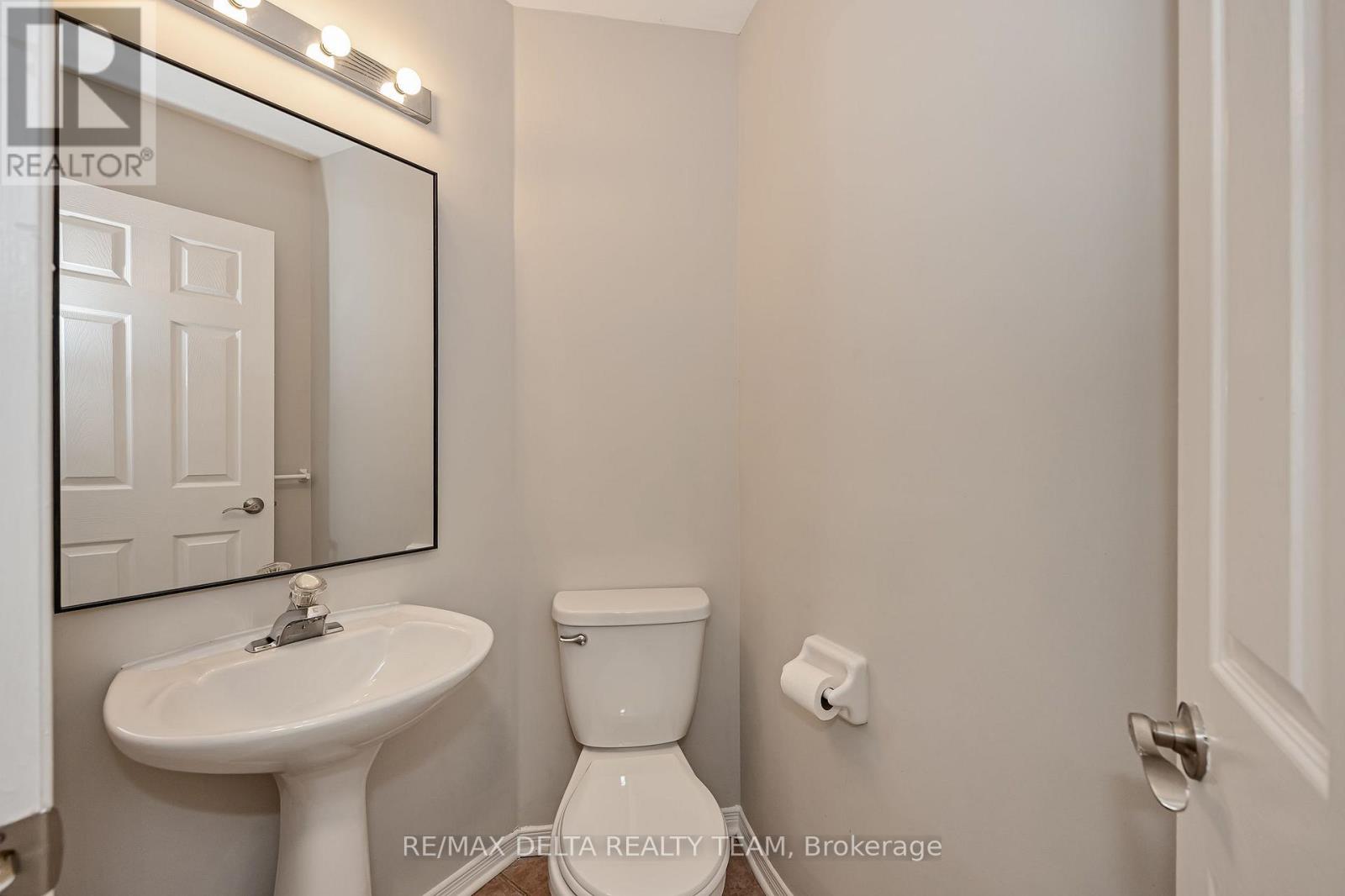 858 Como Crescent Property Photo 15