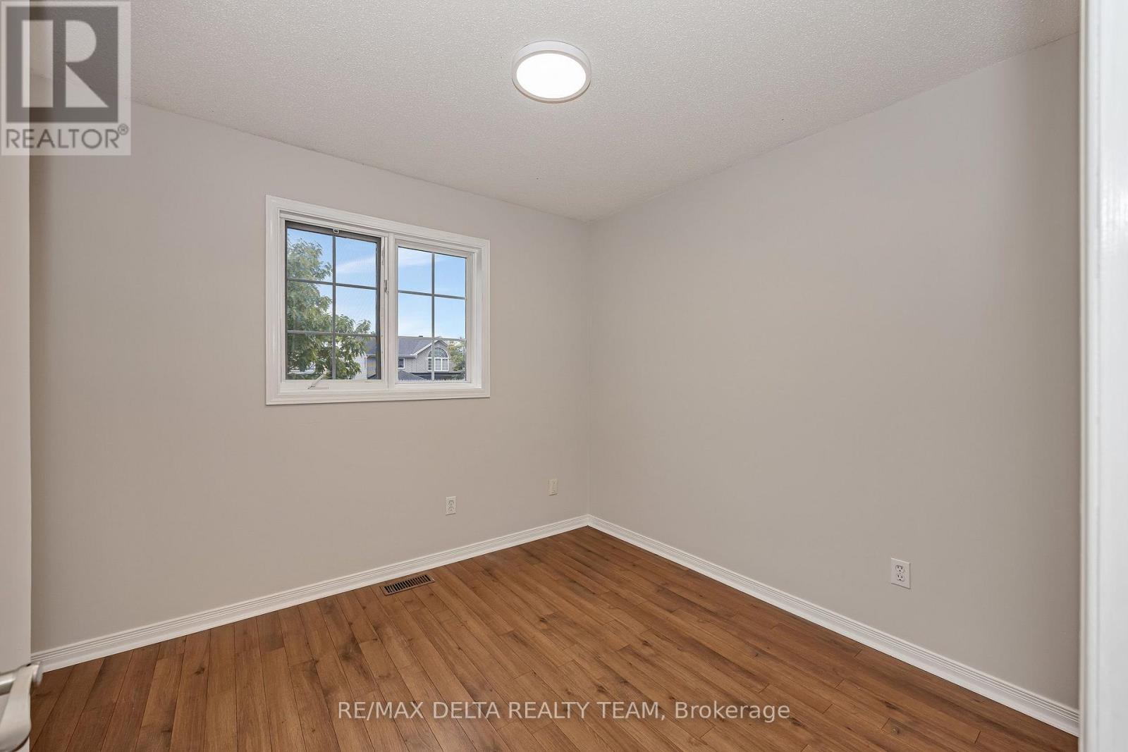 858 Como Crescent Property Photo 19