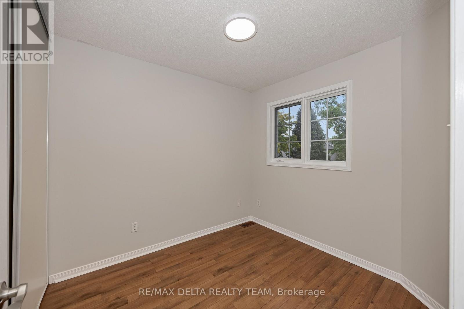 858 Como Crescent Property Photo 21