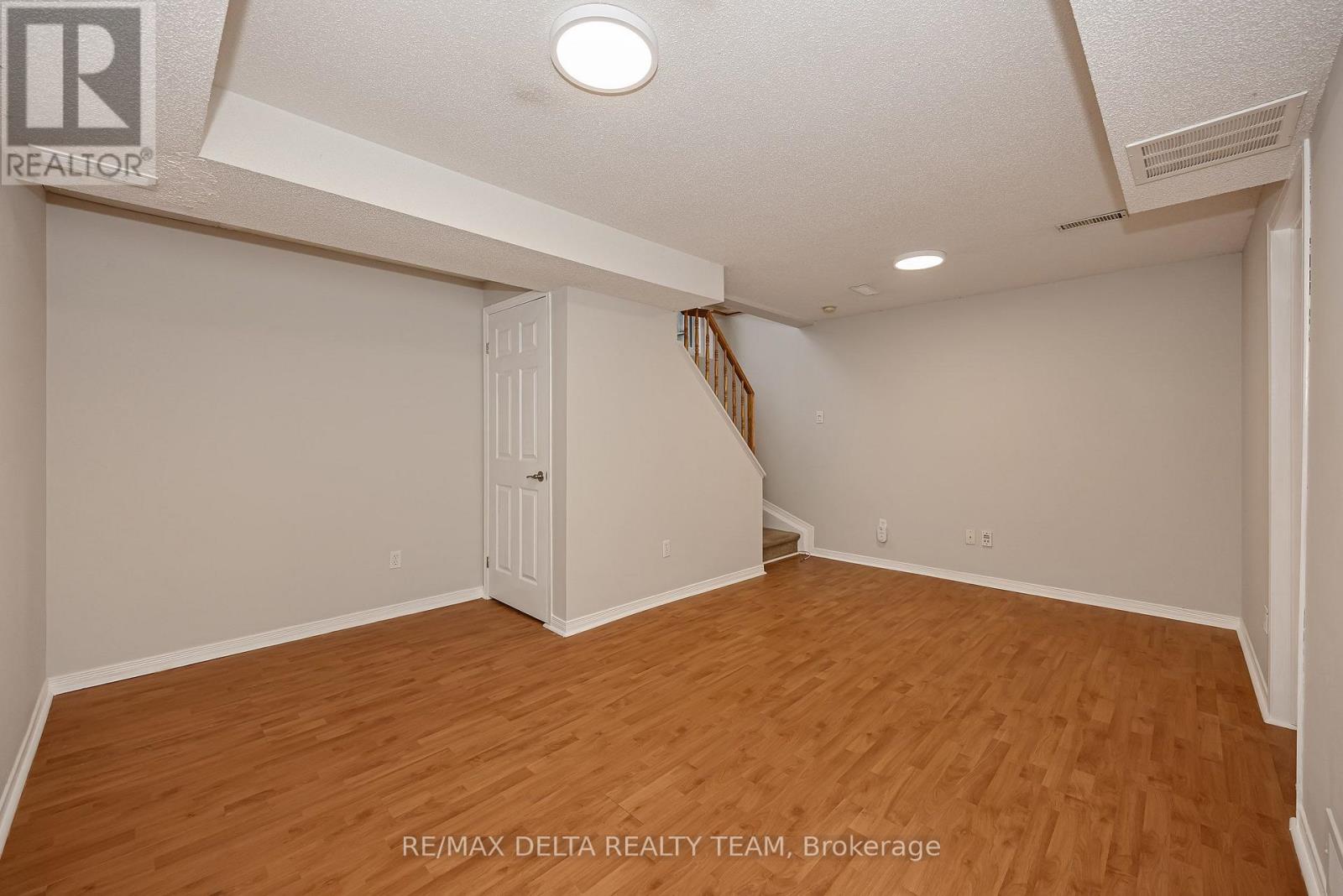 858 Como Crescent Property Photo 26