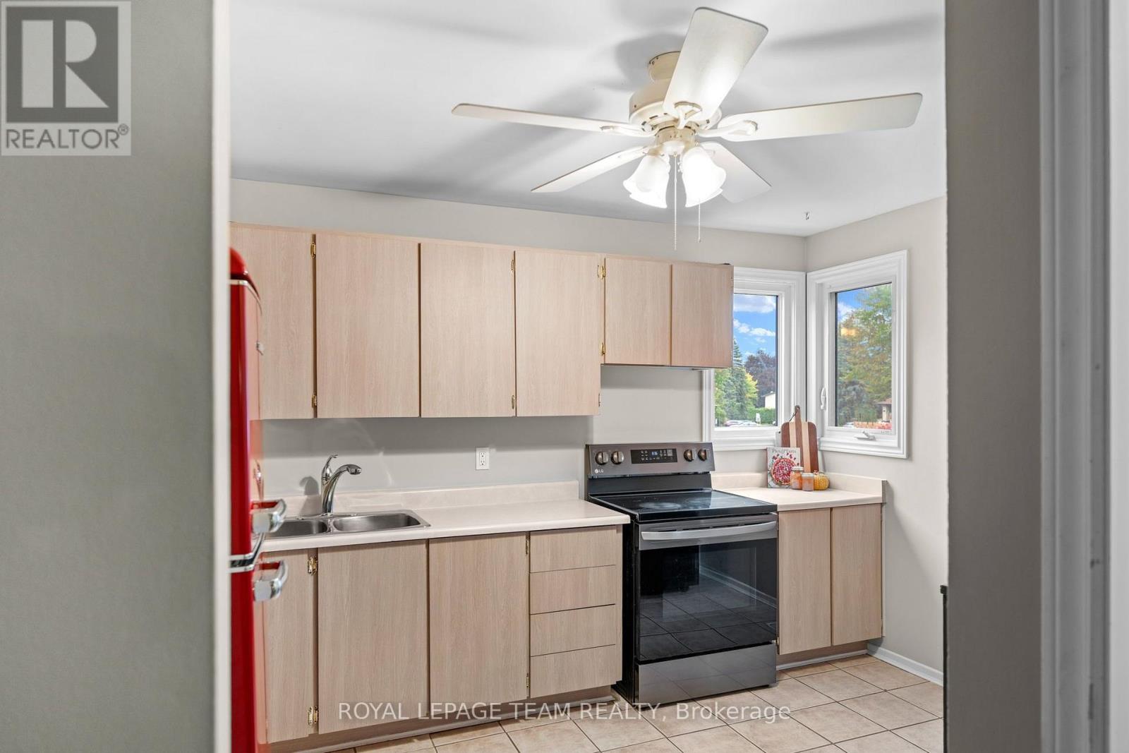 128 Mcclintock Way Property Photo 4