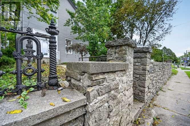 716 King Street W Property Photo 1