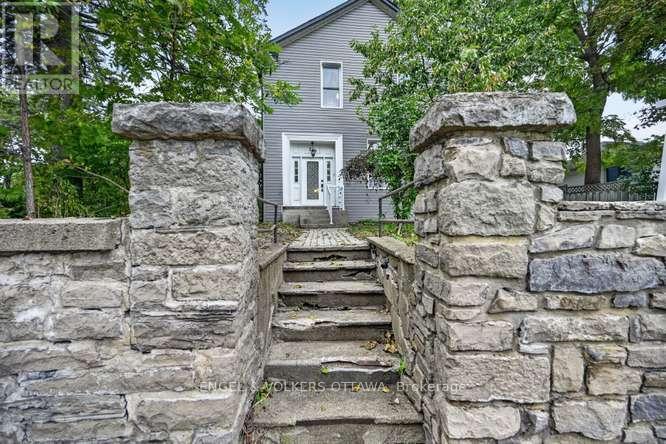 716 King Street W Property Photo 2