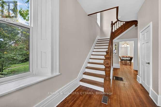716 King Street W Property Photo 7