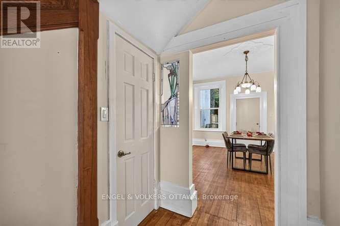 716 King Street W Property Photo 14