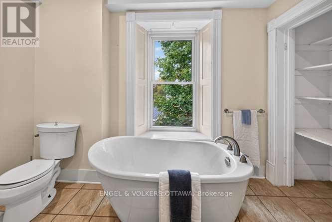 716 King Street W Property Photo 37