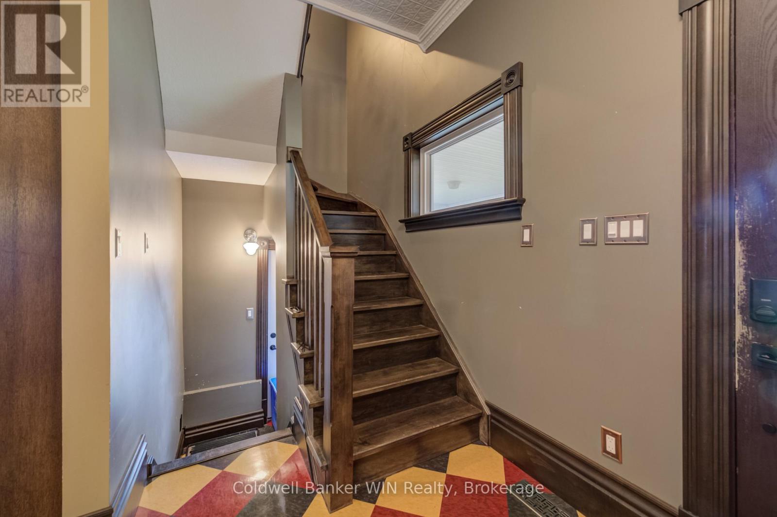 310 Main Street W Property Photo 6