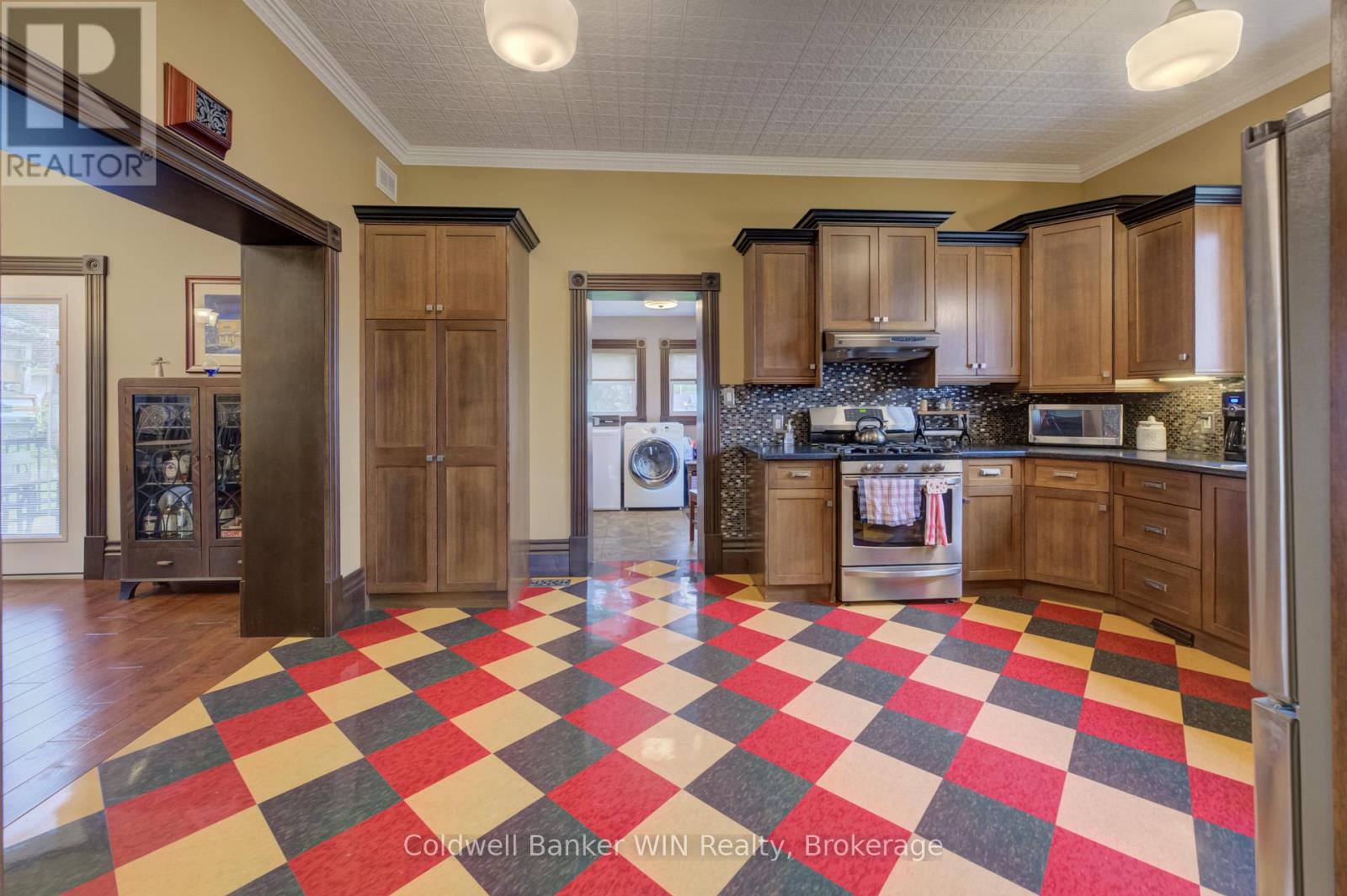 310 Main Street W Property Photo 7