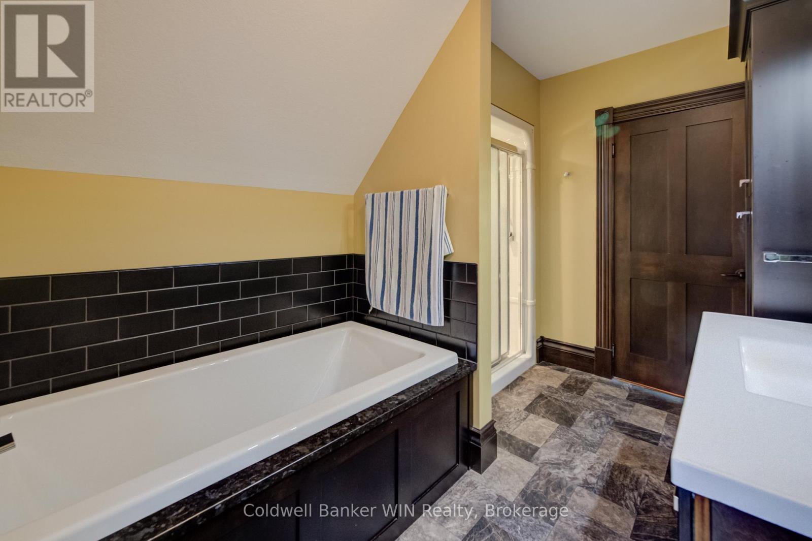 310 Main Street W Property Photo 31