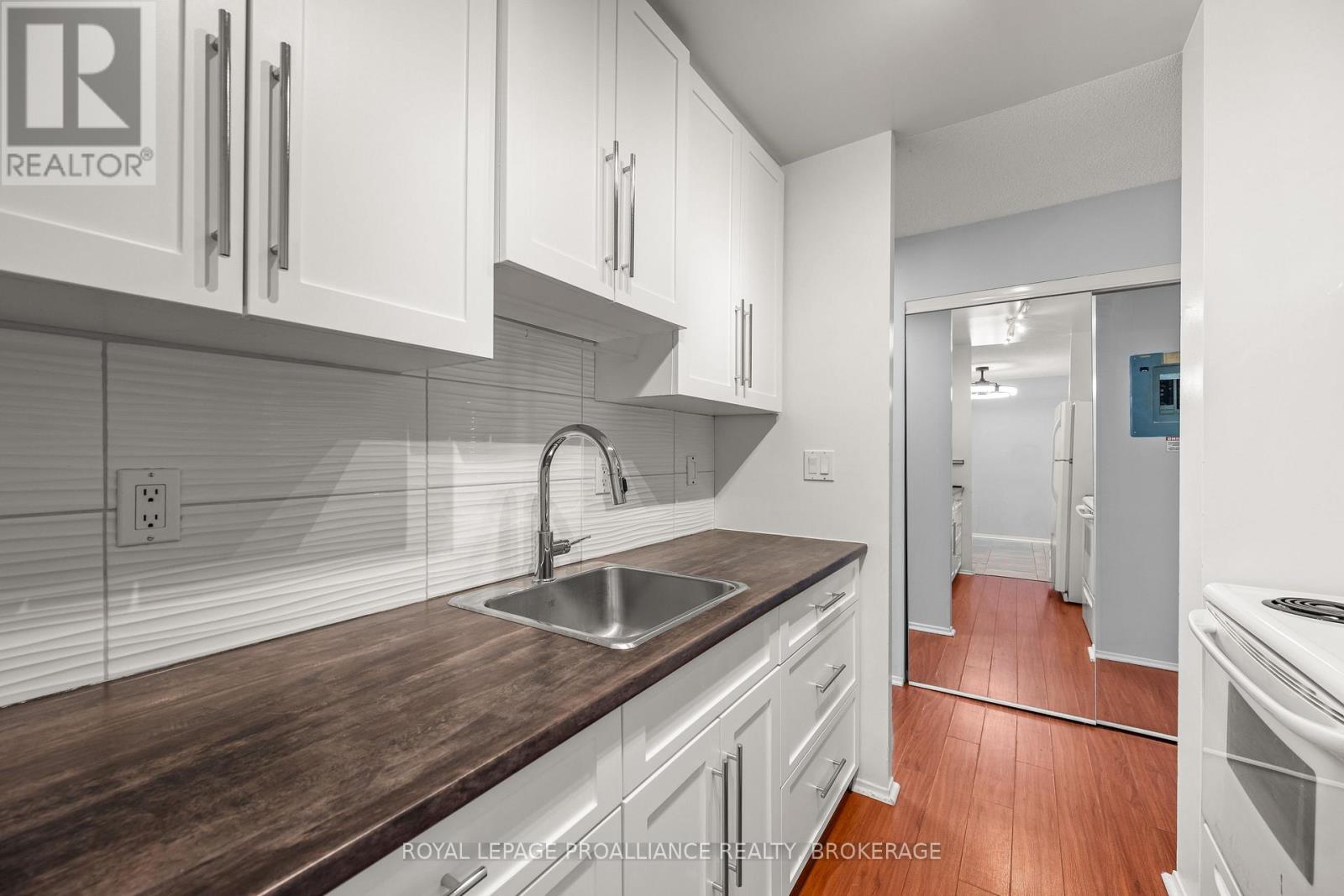 112 - 17 Eldon Hall Place Property Photo 7