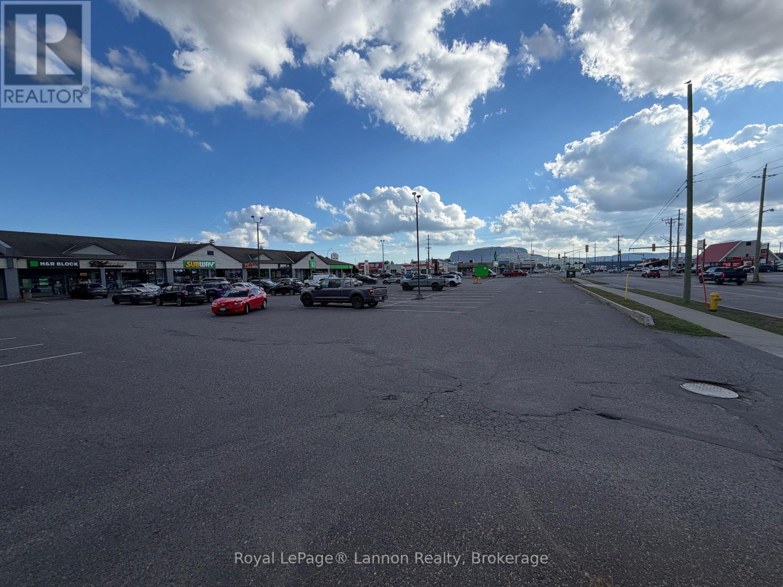 595 Arthur St Street W Property Photo 4