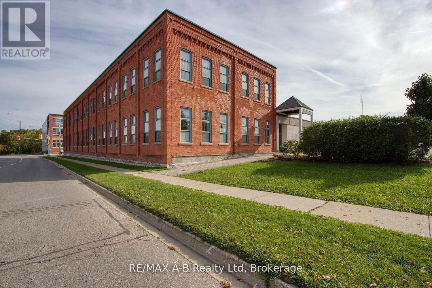 201 - 342 Erie Street Property Photo 2