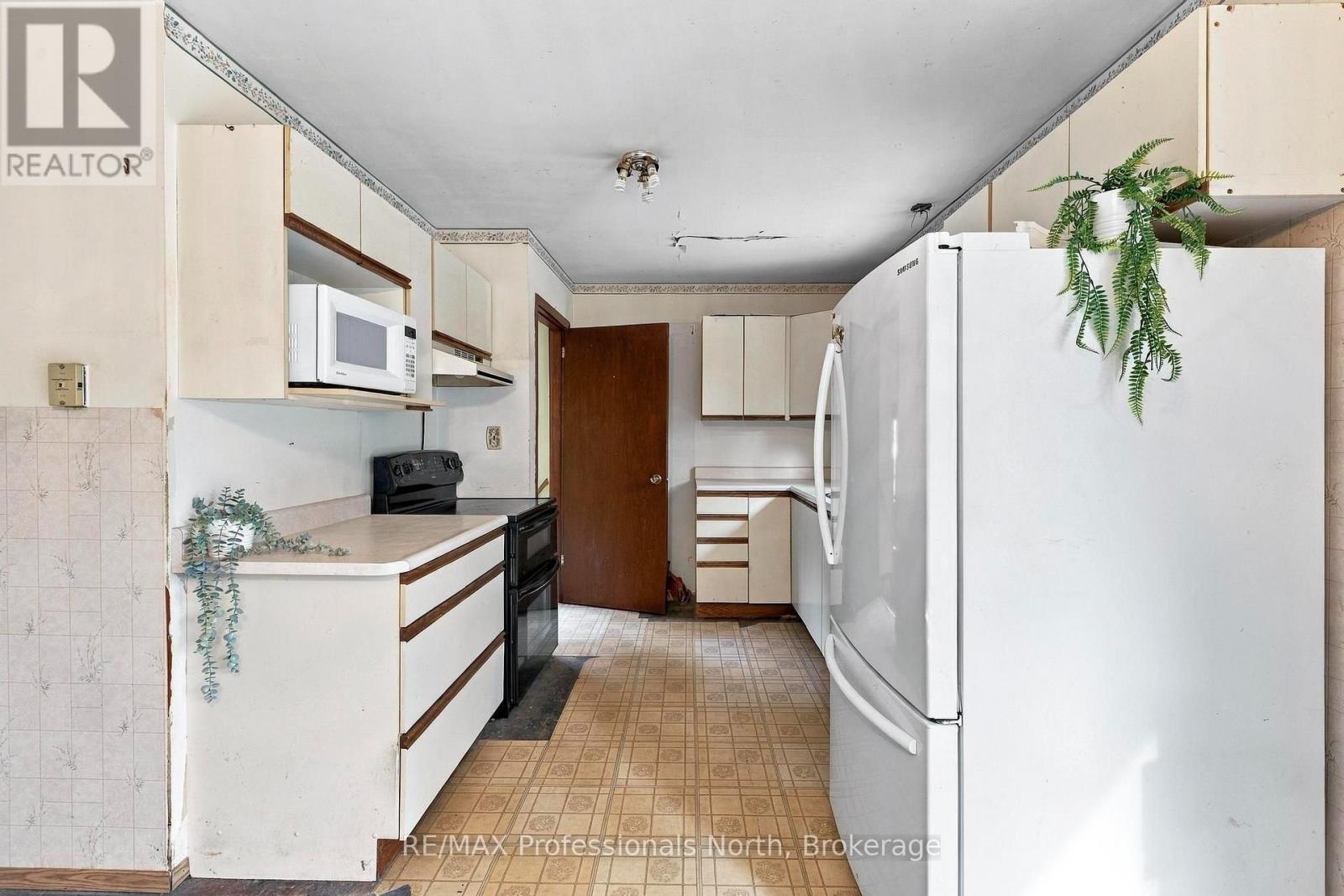 23 Vintage Crescent Property Photo 3
