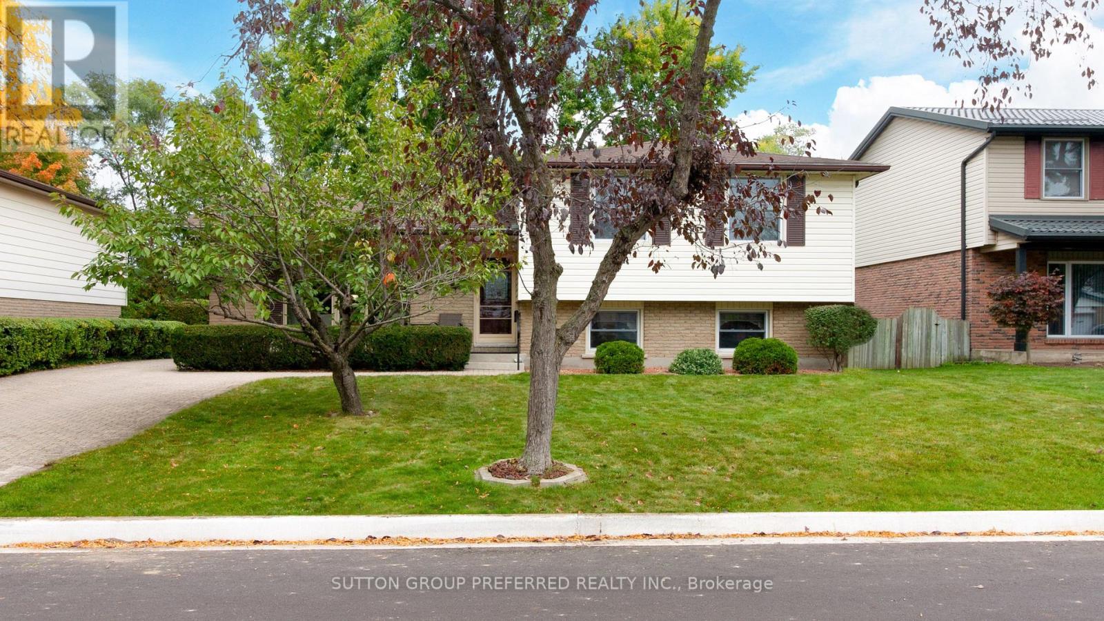 573 Jamaica Court Property Photo 4