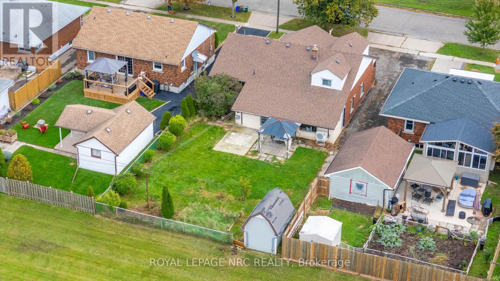 65 Golden Boulevard W Property Photo 4
