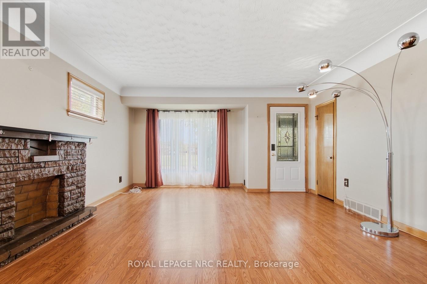 65 Golden Boulevard W Property Photo 5