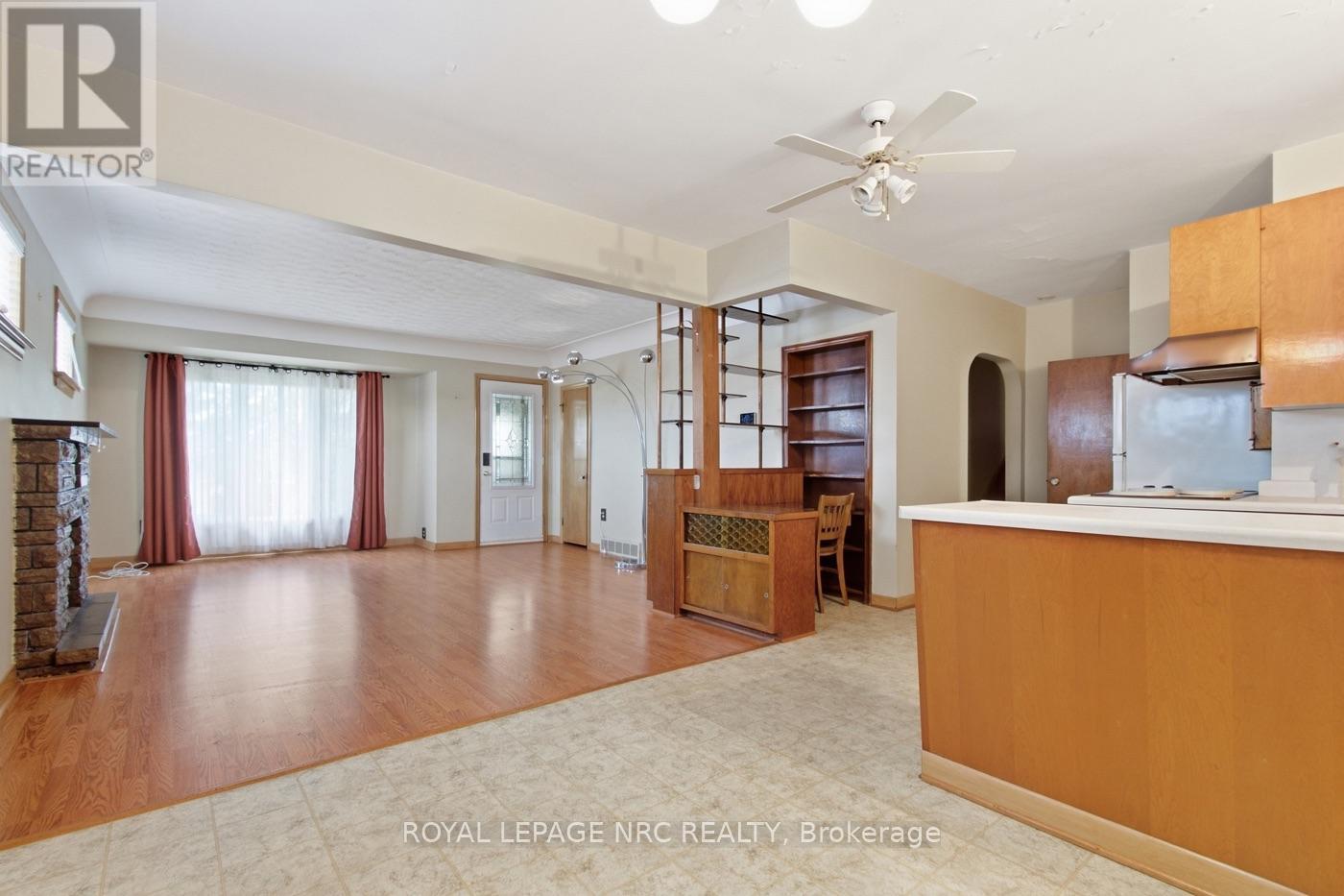 65 Golden Boulevard W Property Photo 6