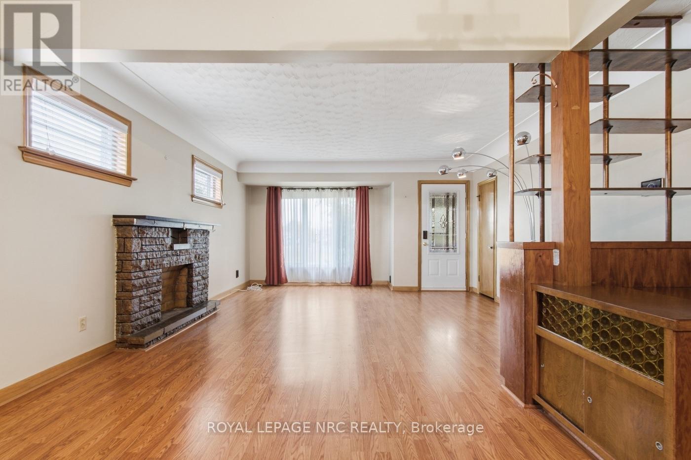 65 Golden Boulevard W Property Photo 7
