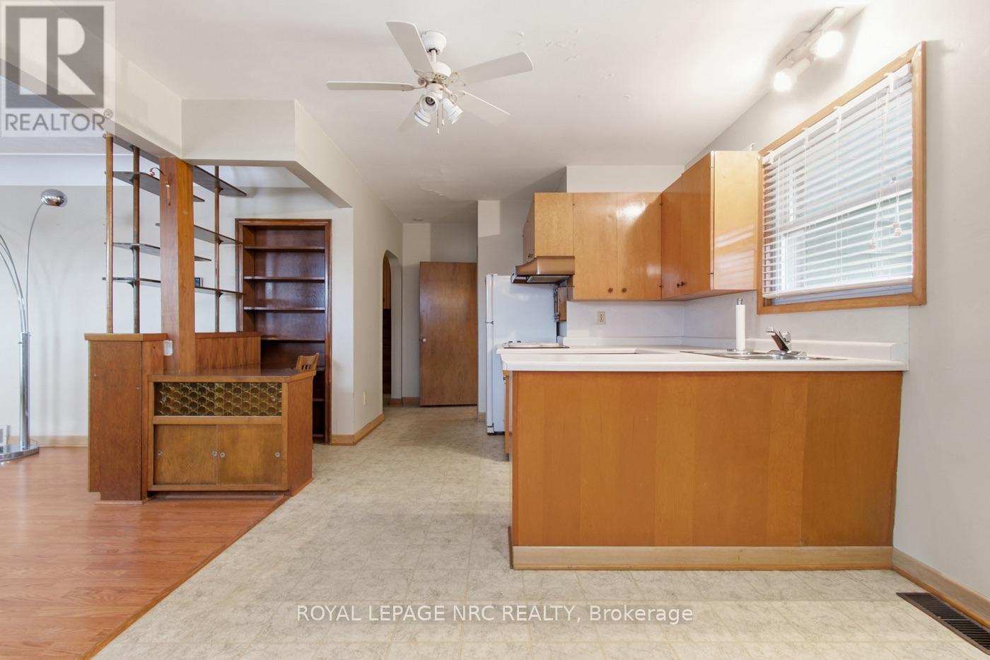 65 Golden Boulevard W Property Photo 9