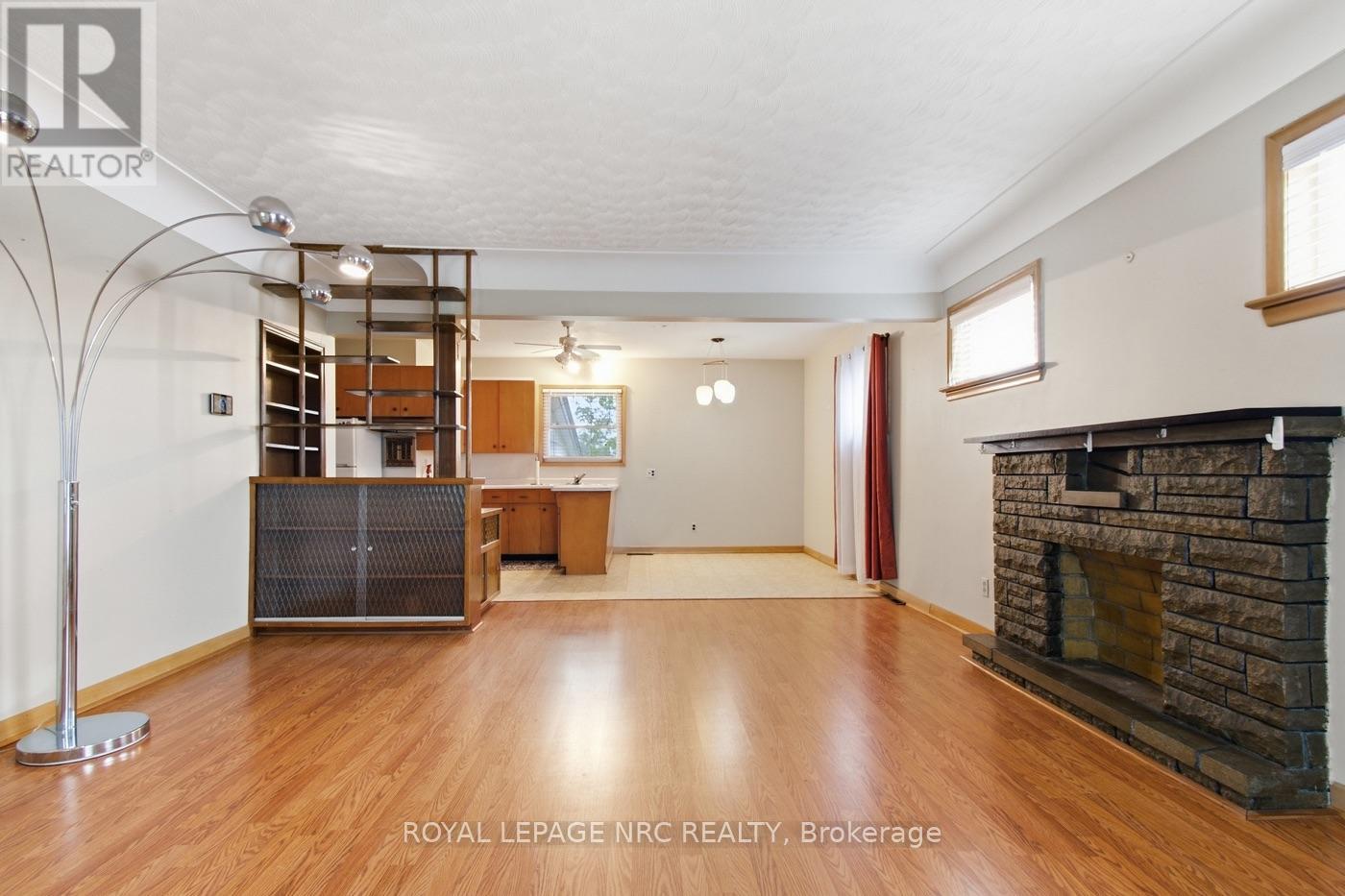65 Golden Boulevard W Property Photo 10