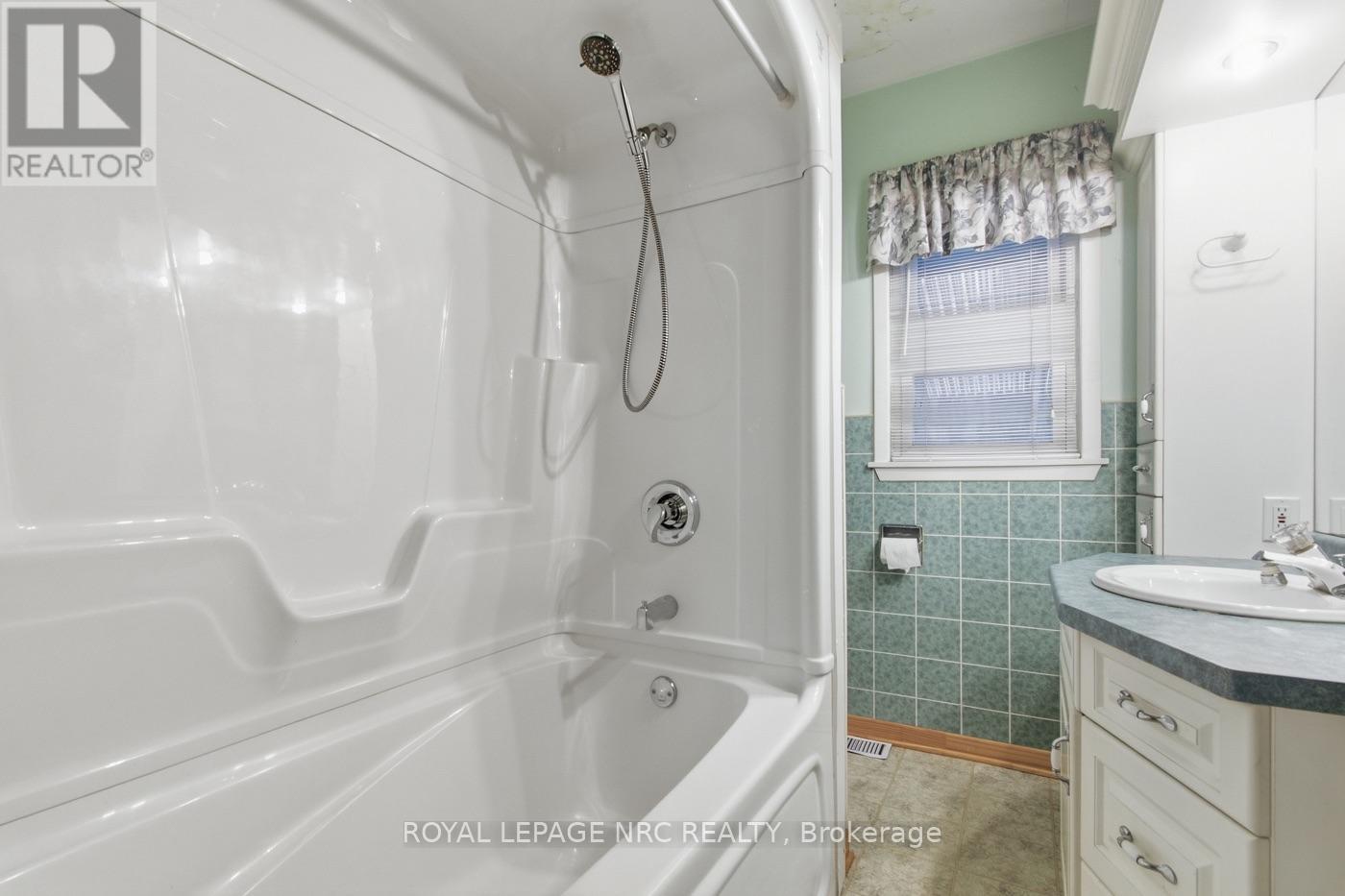 65 Golden Boulevard W Property Photo 13