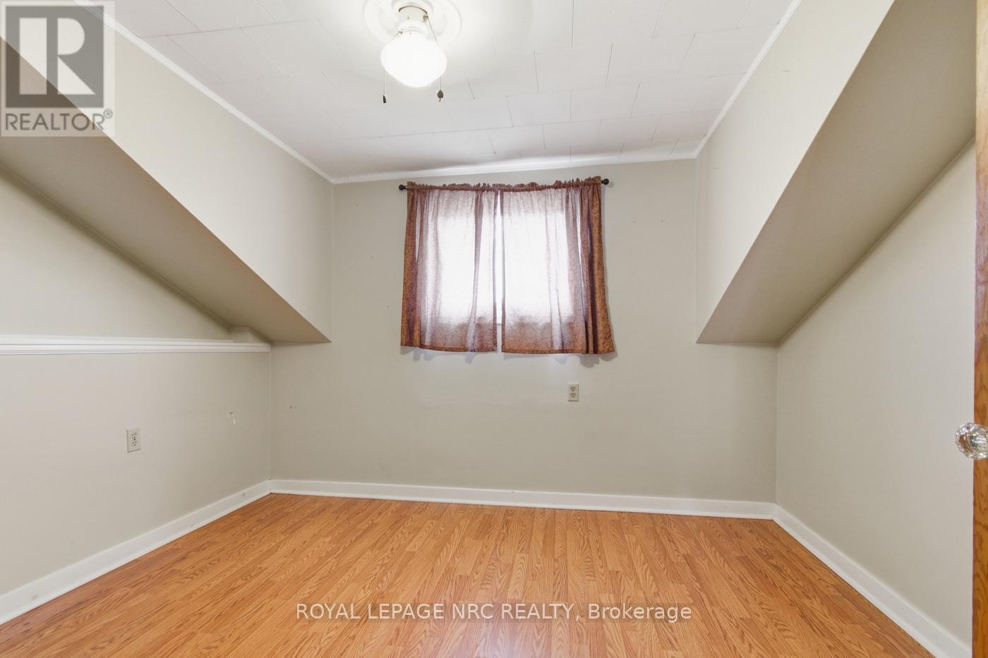 65 Golden Boulevard W Property Photo 15
