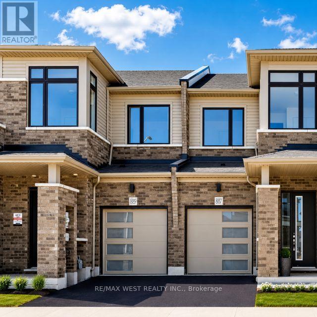 889 Douro Street Property Photo 1