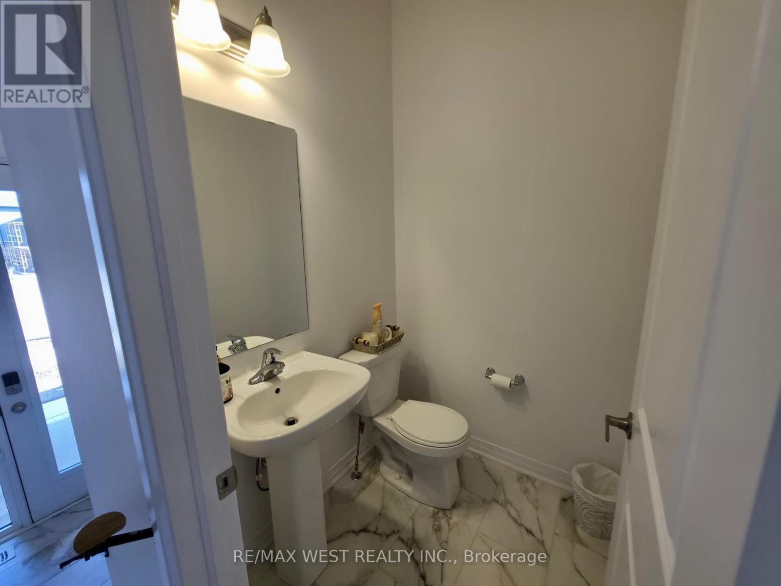 889 Douro Street Property Photo 5