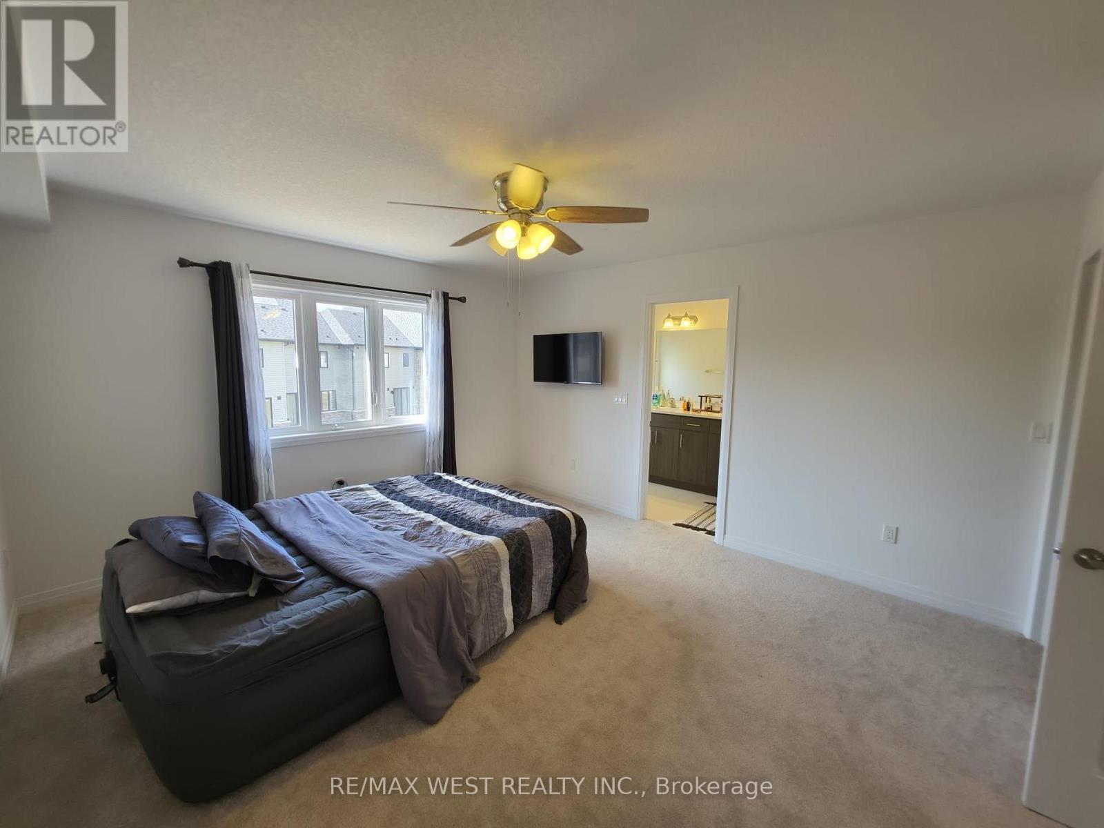 889 Douro Street Property Photo 6