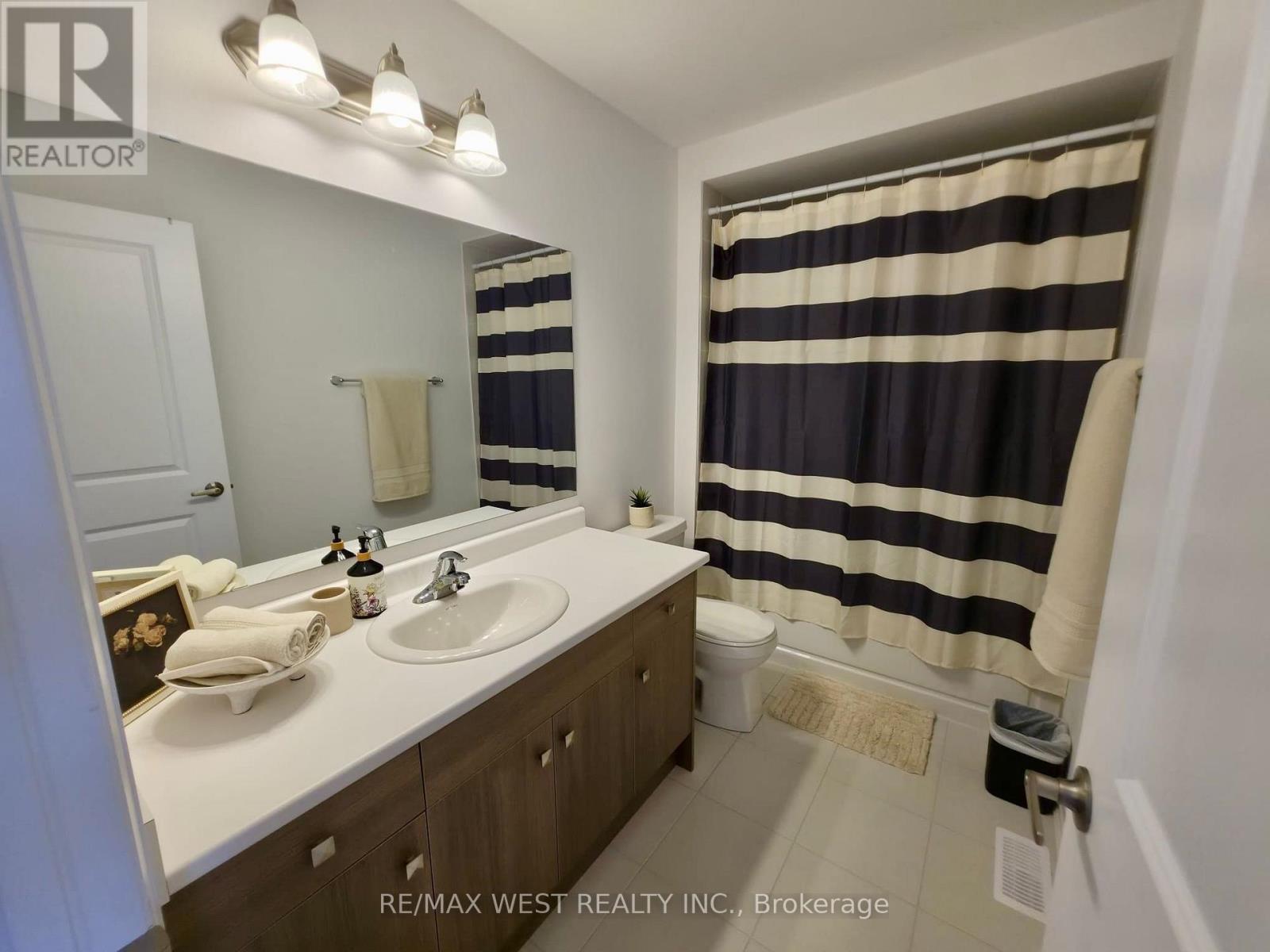 889 Douro Street Property Photo 7