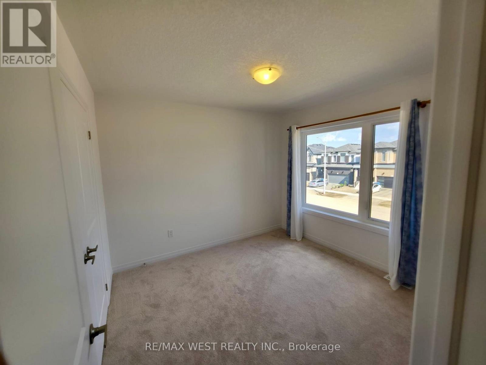889 Douro Street Property Photo 8