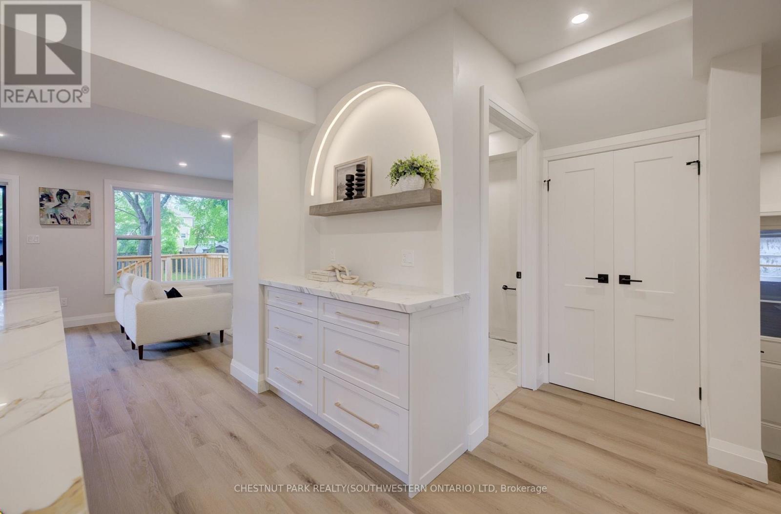 34 Moore Avenue N Property Photo 6
