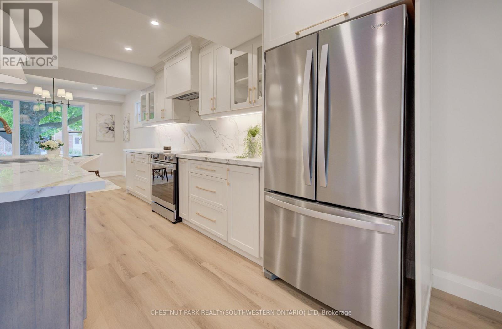 34 Moore Avenue N Property Photo 8