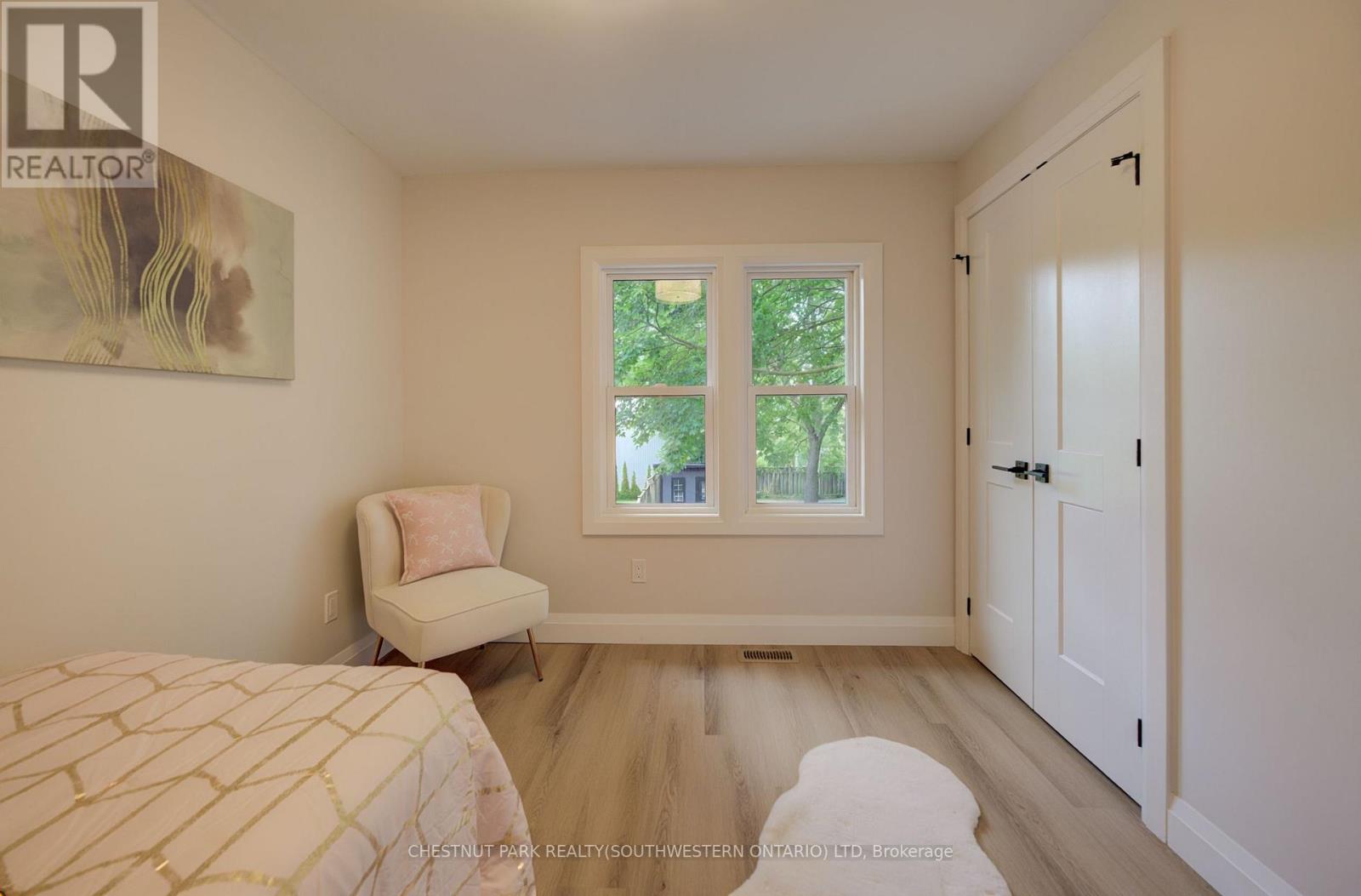 34 Moore Avenue N Property Photo 16