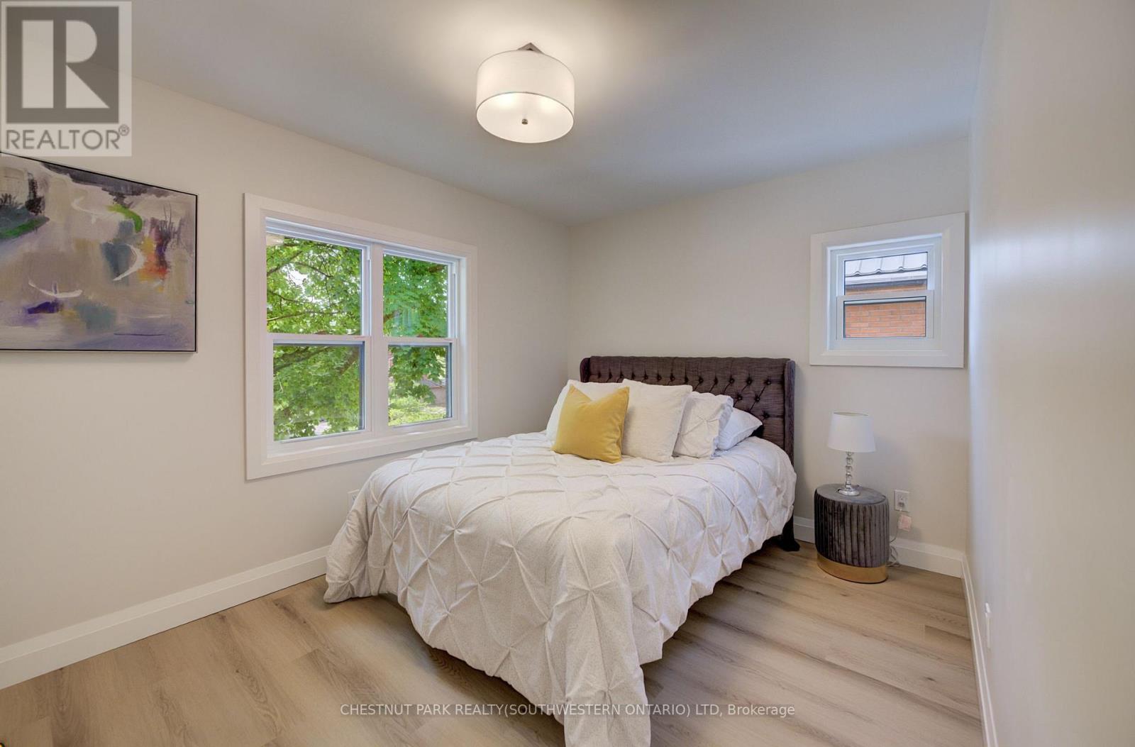 34 Moore Avenue N Property Photo 17