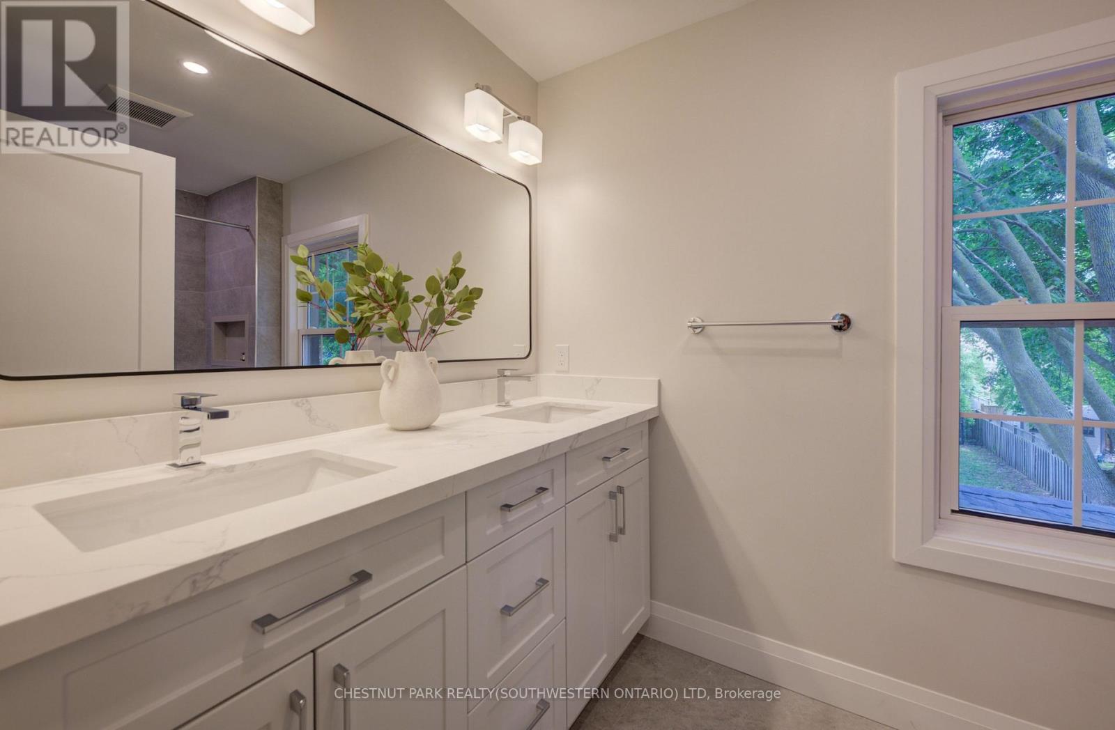 34 Moore Avenue N Property Photo 18