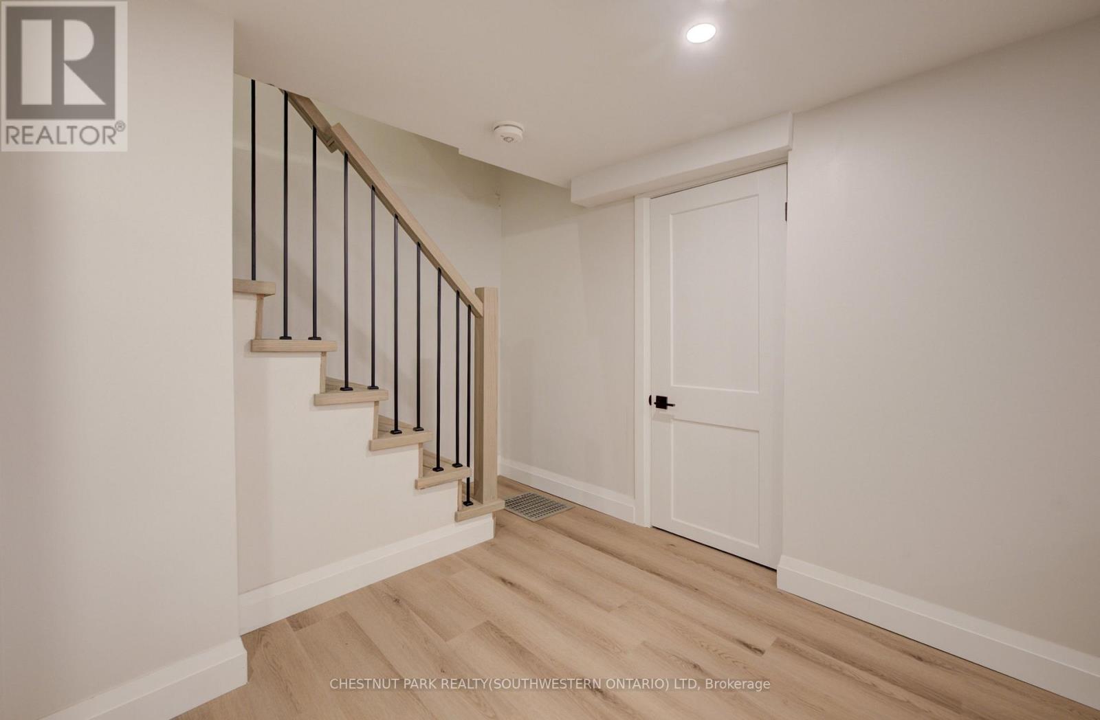 34 Moore Avenue N Property Photo 20