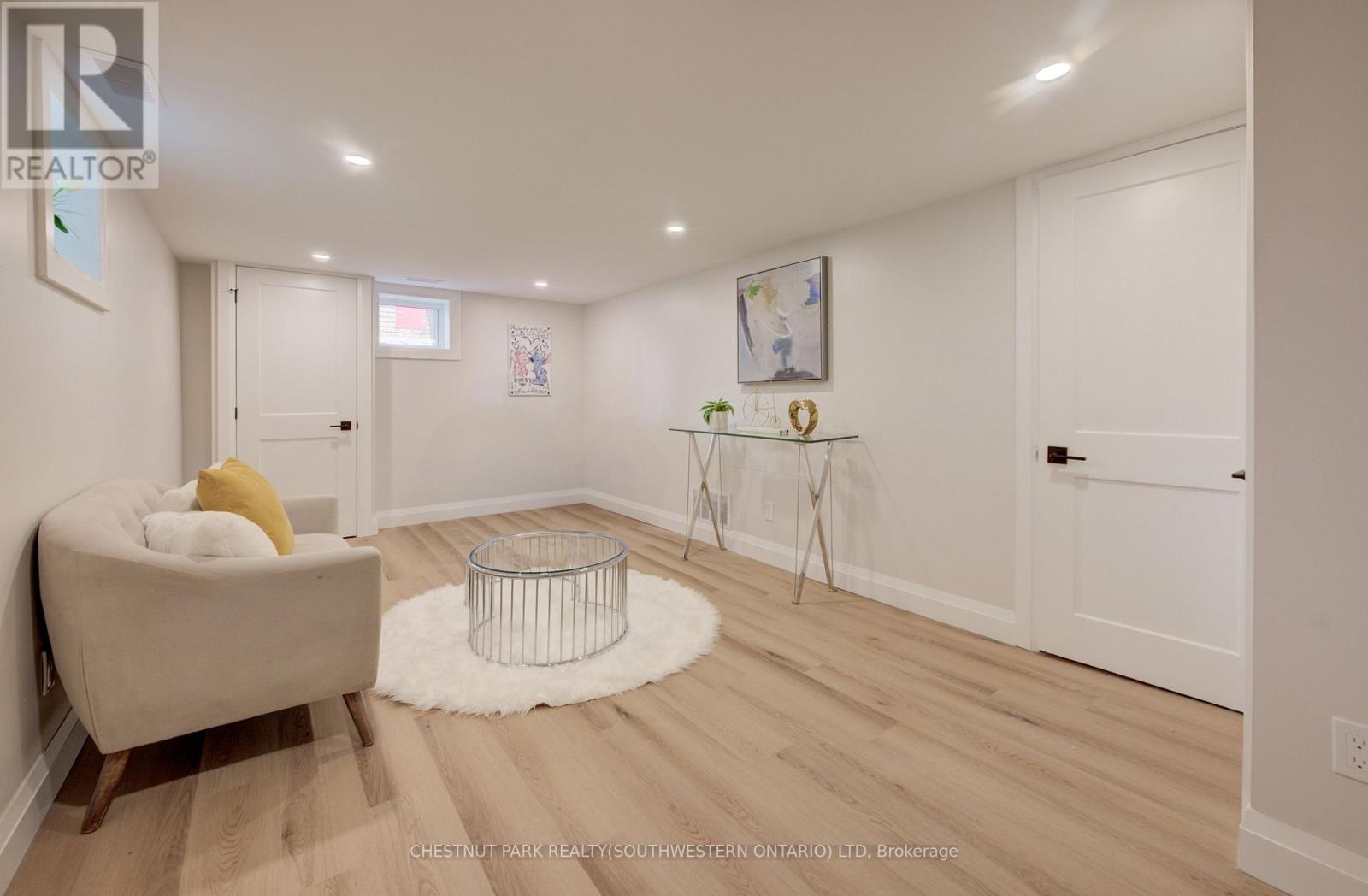 34 Moore Avenue N Property Photo 22