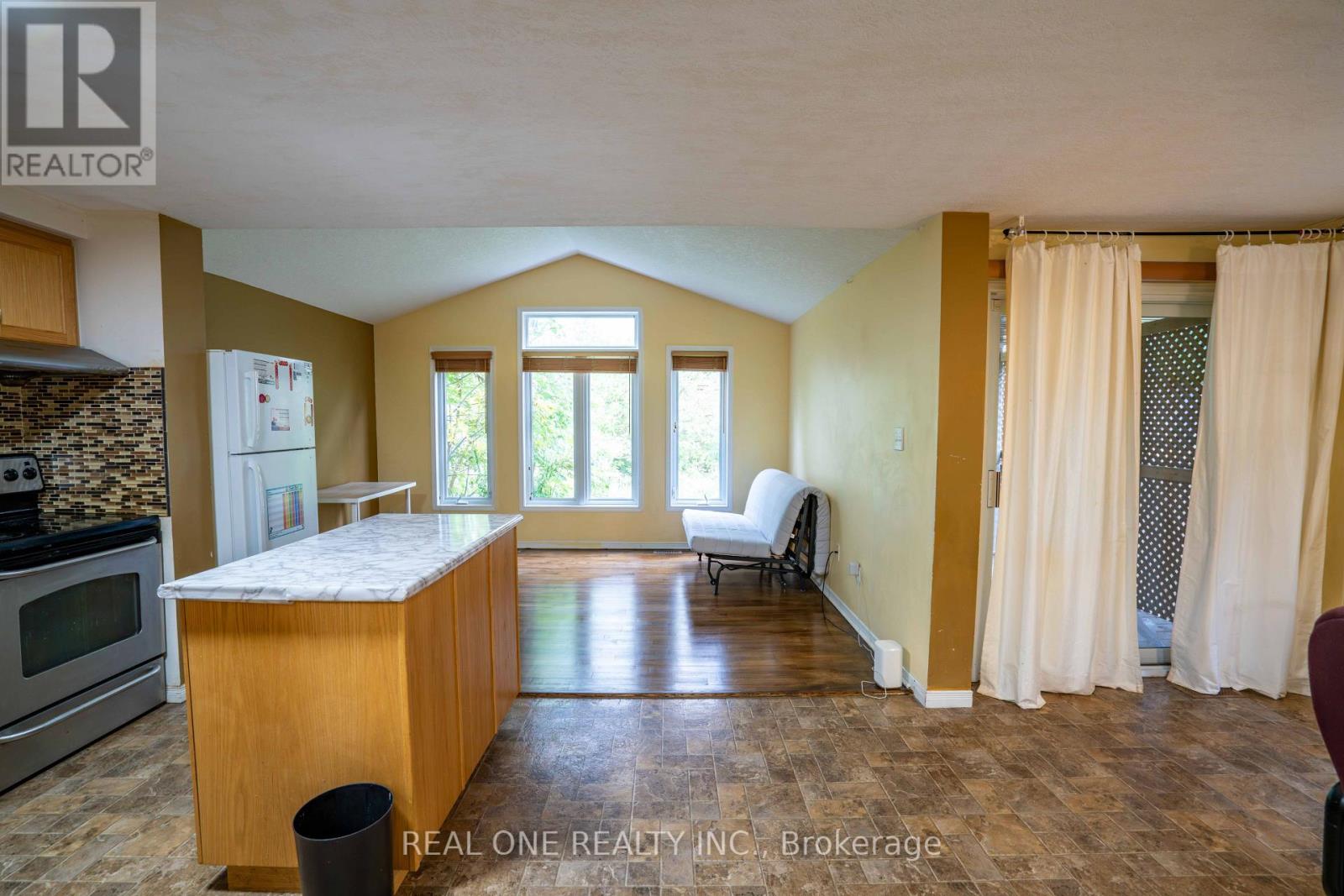 971 Creekside Drive Property Photo 4