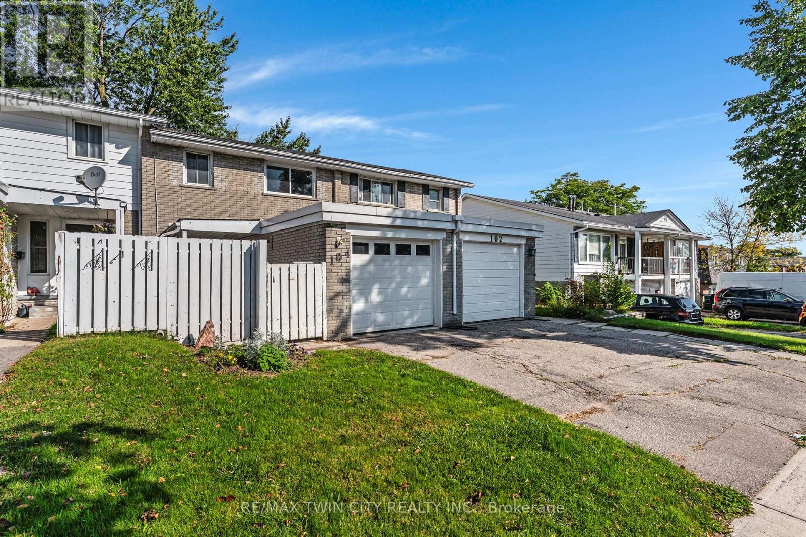 104 Ralgreen Crescent Property Photo 2