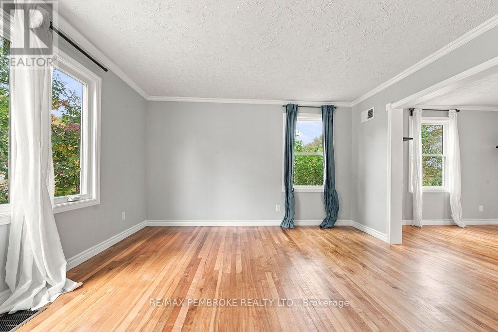 10 Laurier Avenue Property Photo 21