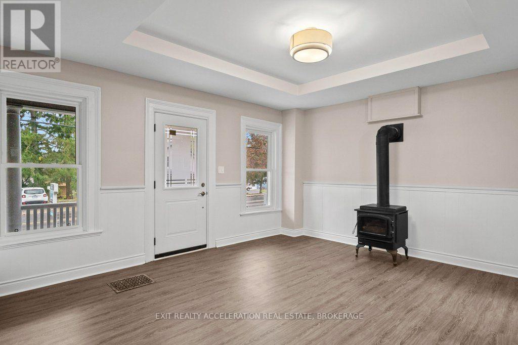 211 Bridge Street W Property Photo 11