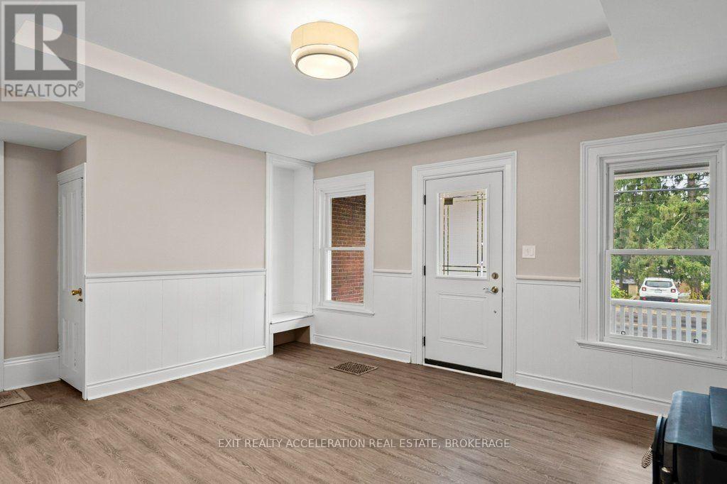 211 Bridge Street W Property Photo 14