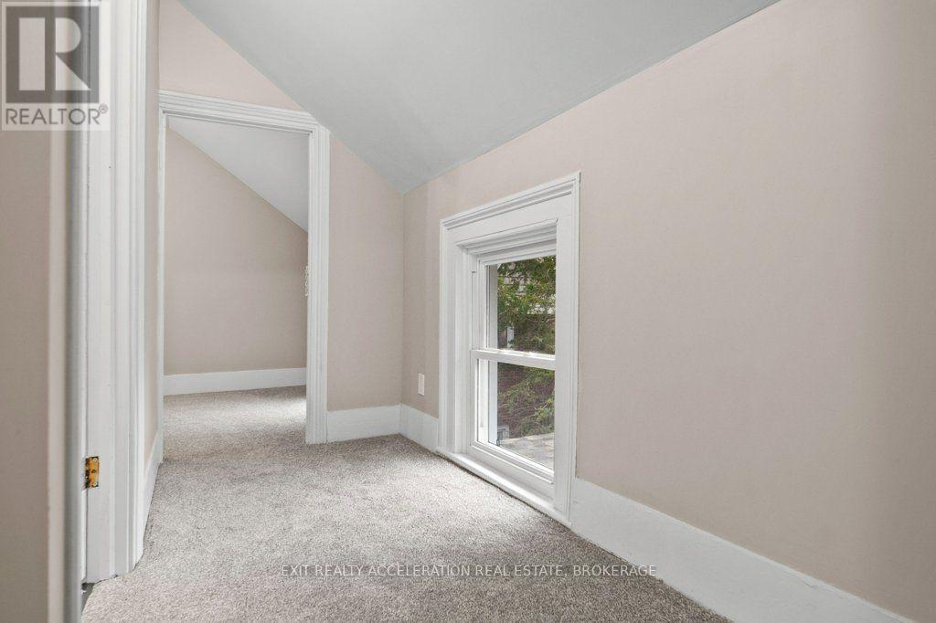 211 Bridge Street W Property Photo 25
