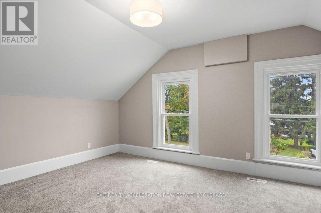 211 Bridge Street W Property Photo 26