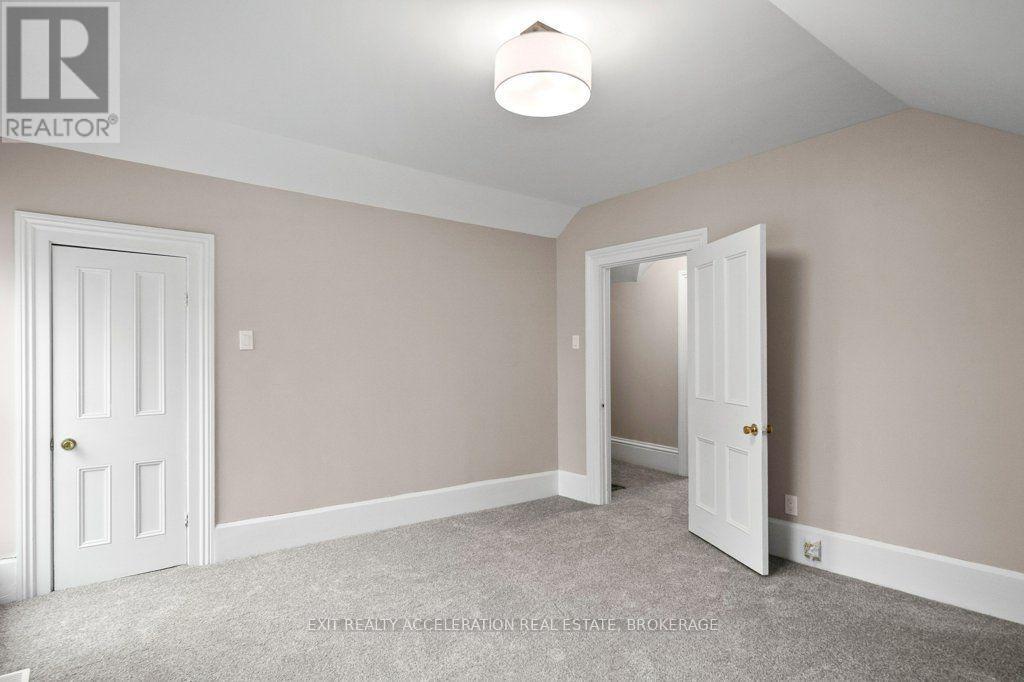 211 Bridge Street W Property Photo 27