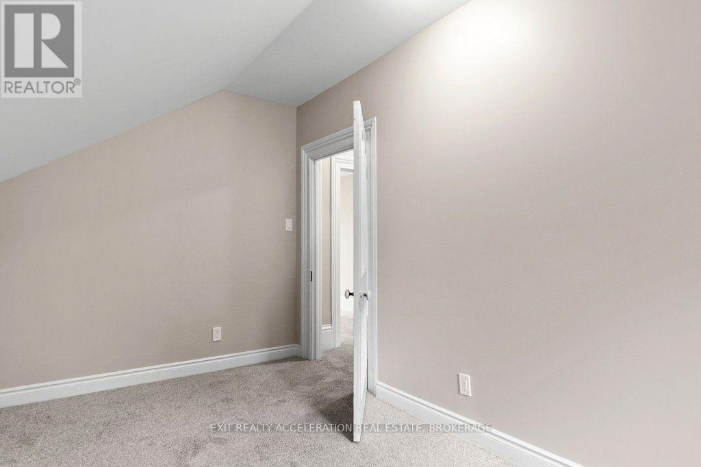 211 Bridge Street W Property Photo 29