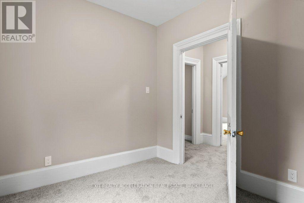 211 Bridge Street W Property Photo 31